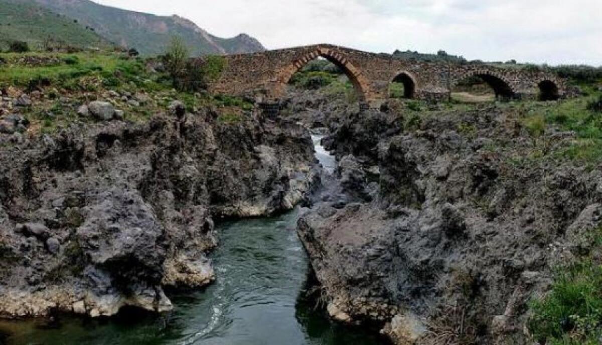 Centuripe. Riserva Naturale Integrale delle Forre Laviche del Simeto e il Ponte dei Saraceni - 