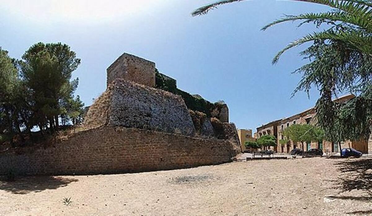 Piazza Armerina: castello aragonese Spinelli e ruderi del castello di Anaor - 
