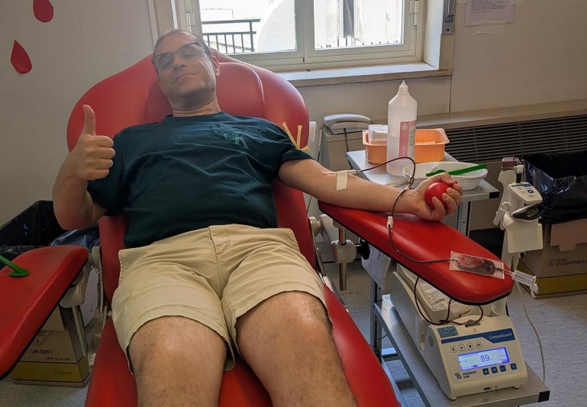 In America non gli permettono di donare il sangue. In vacanza, ad Aidone, paese d'origine, esaudisce questo desiderio - 