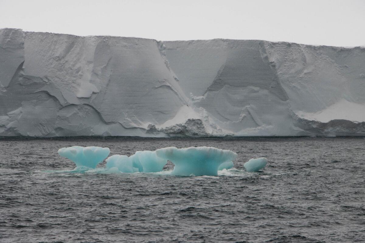Antartide: prima evidenza di acque oceaniche calde sotto la piattaforma di ghiaccio nel Mare di Ross - 