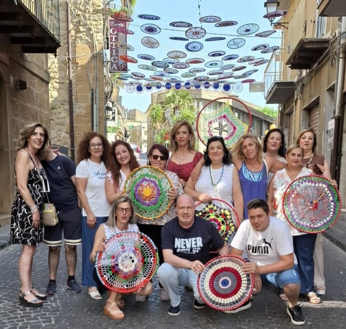 Aidone: centrini a mano come arredo urbano nel centro storico - 