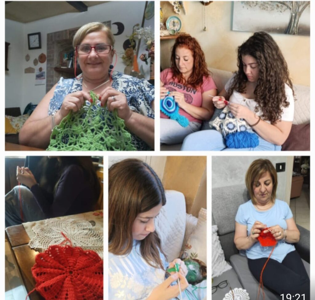 Aidone: centrini a mano come arredo urbano nel centro storico