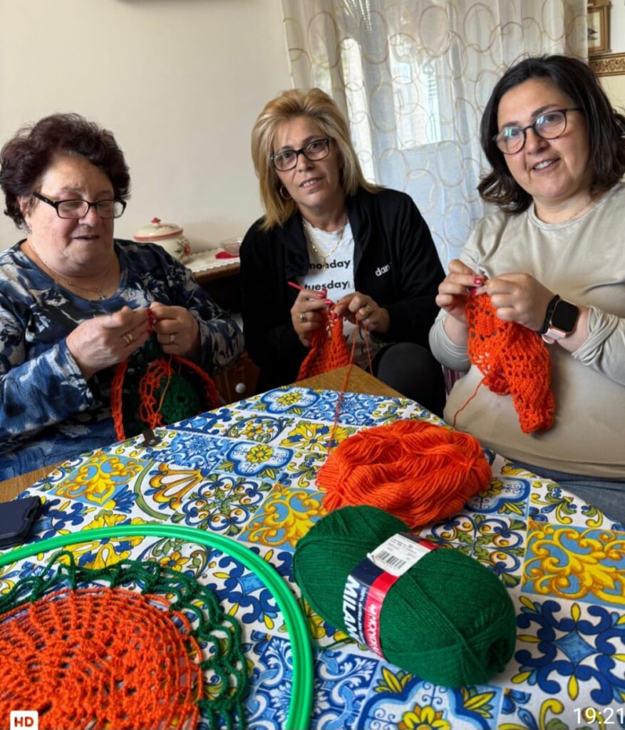 Aidone: centrini a mano come arredo urbano nel centro storico