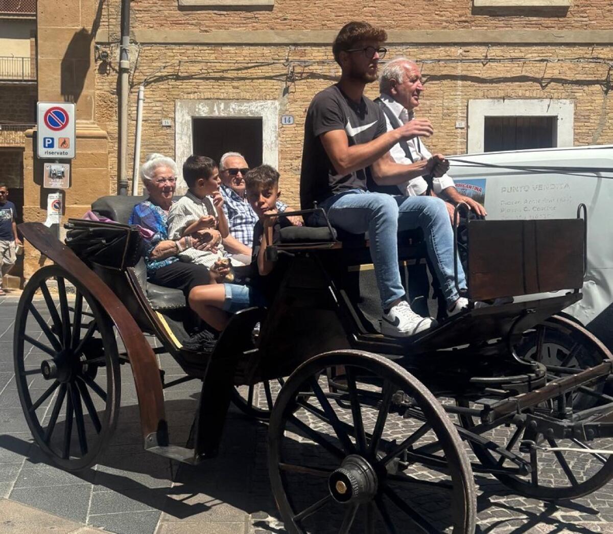 Aidone: Angelo Gangi torna dall'Australia per festeggiare il suo 90^ compleanno - 