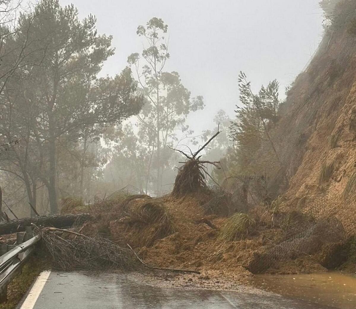 Aidone per frana chiusa la Ss288 in direzione Piazza Armerina - 