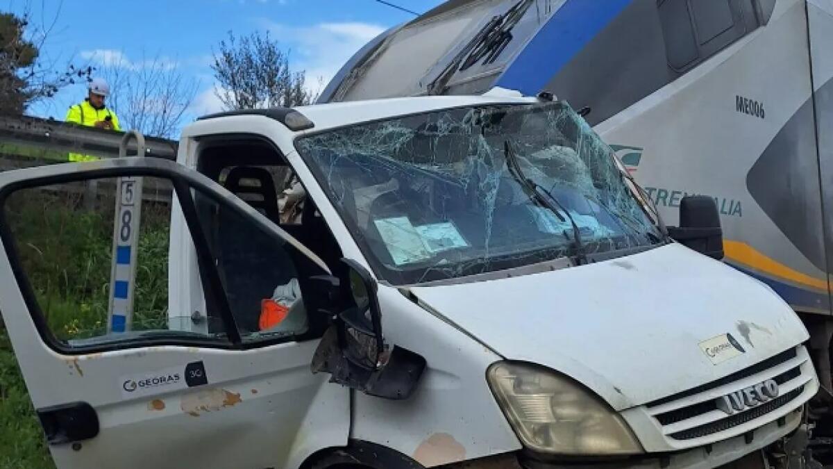Treno investe furgone, circolazione sospesa tra Enna e Leonforte Pirato, ripresa in serata - 