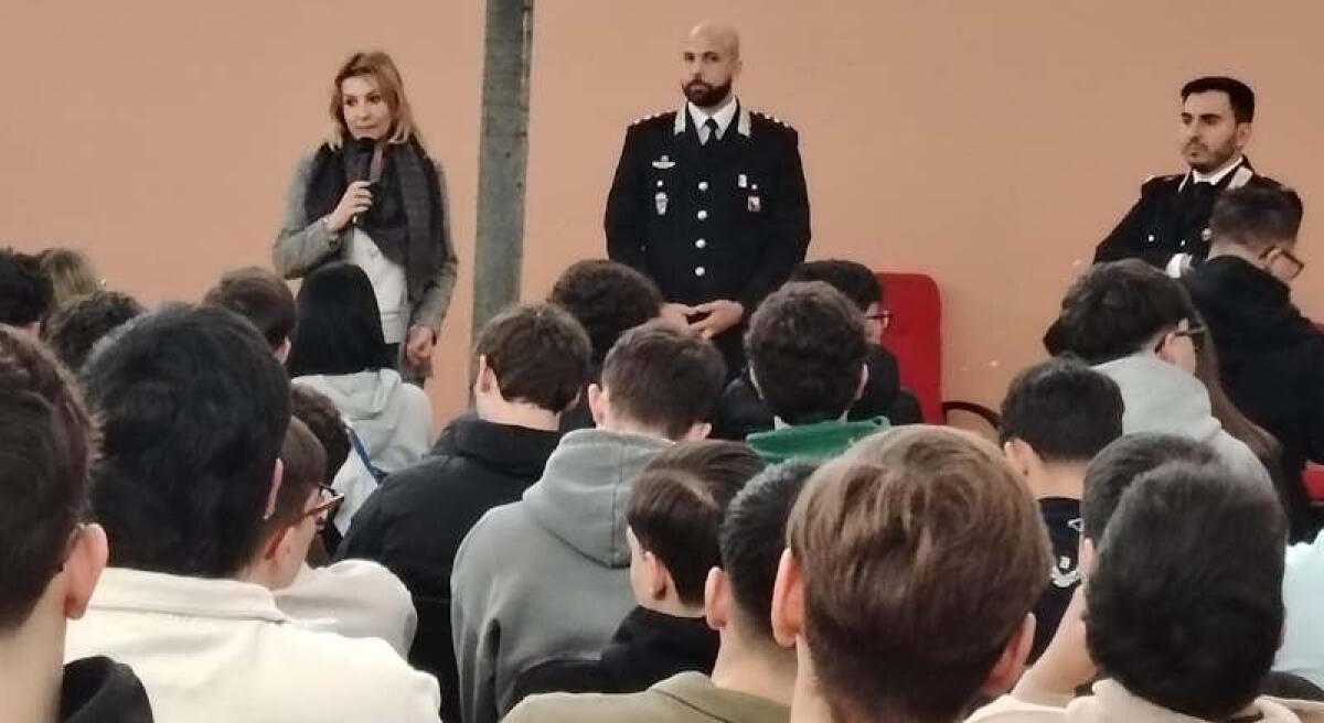Legalità: incontro Carabinieri e studenti Regalbuto - 