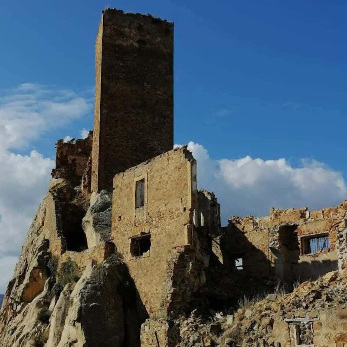 Aidone. Castello dei Gresti in imminente percolo di crollo: individuati 8 eredi legittimi della proprietà - 