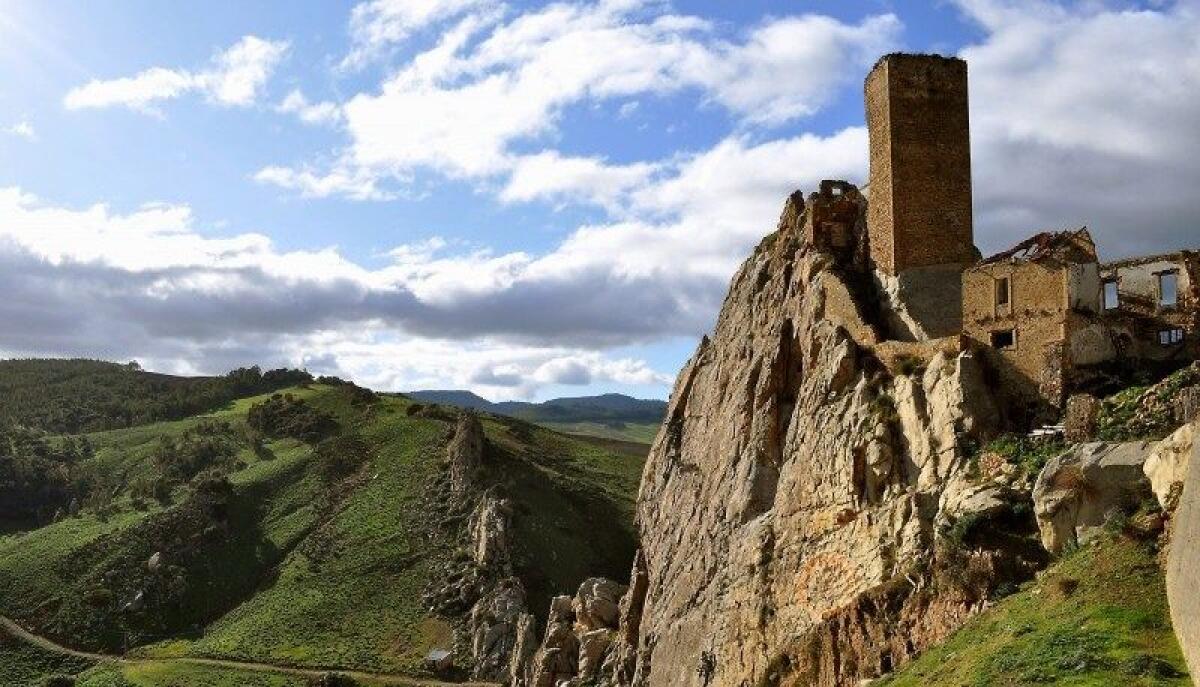 Aidone. Appello per salvare dal crollo il Castello dei Gresti (o di Pietragliata) - 