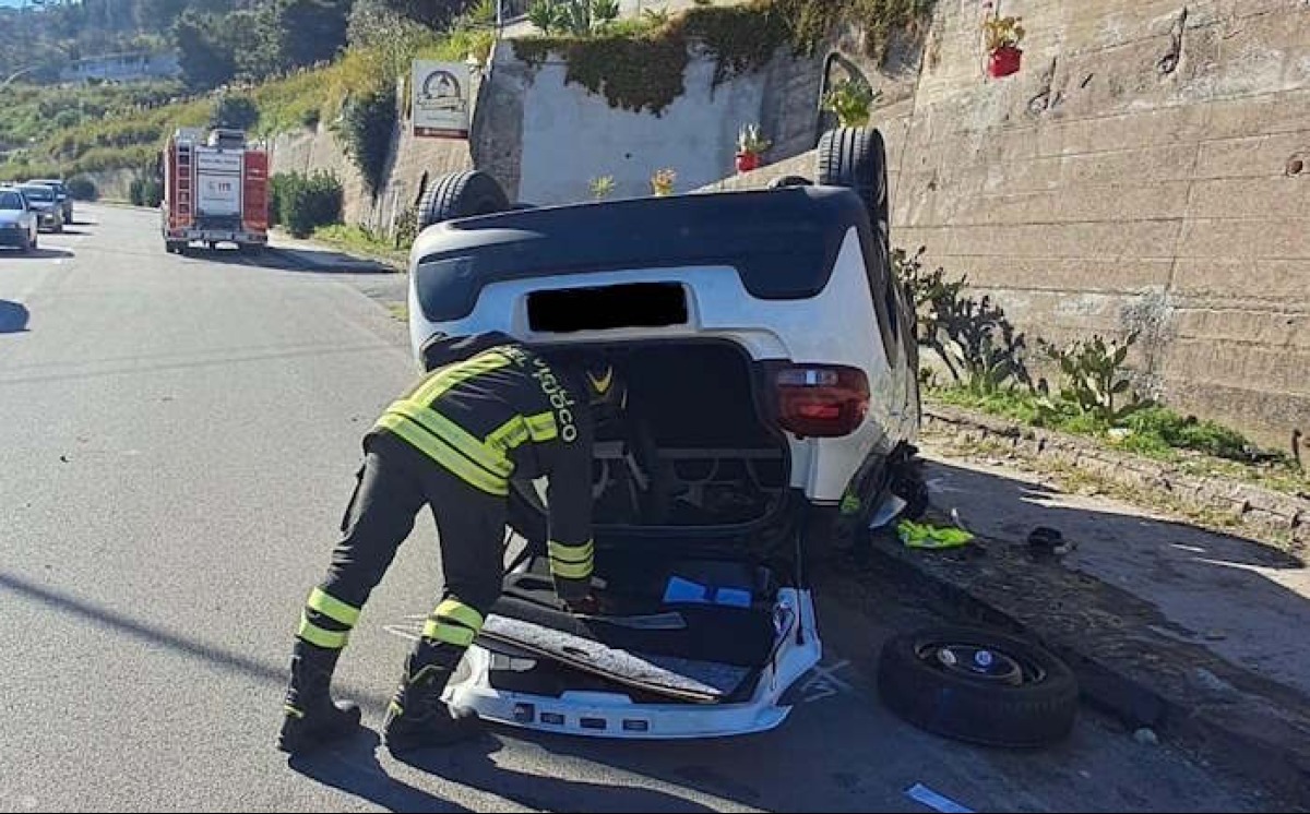 Enna. Auto si ribalta in via Pergusa. Conducente portata in ospedale - 