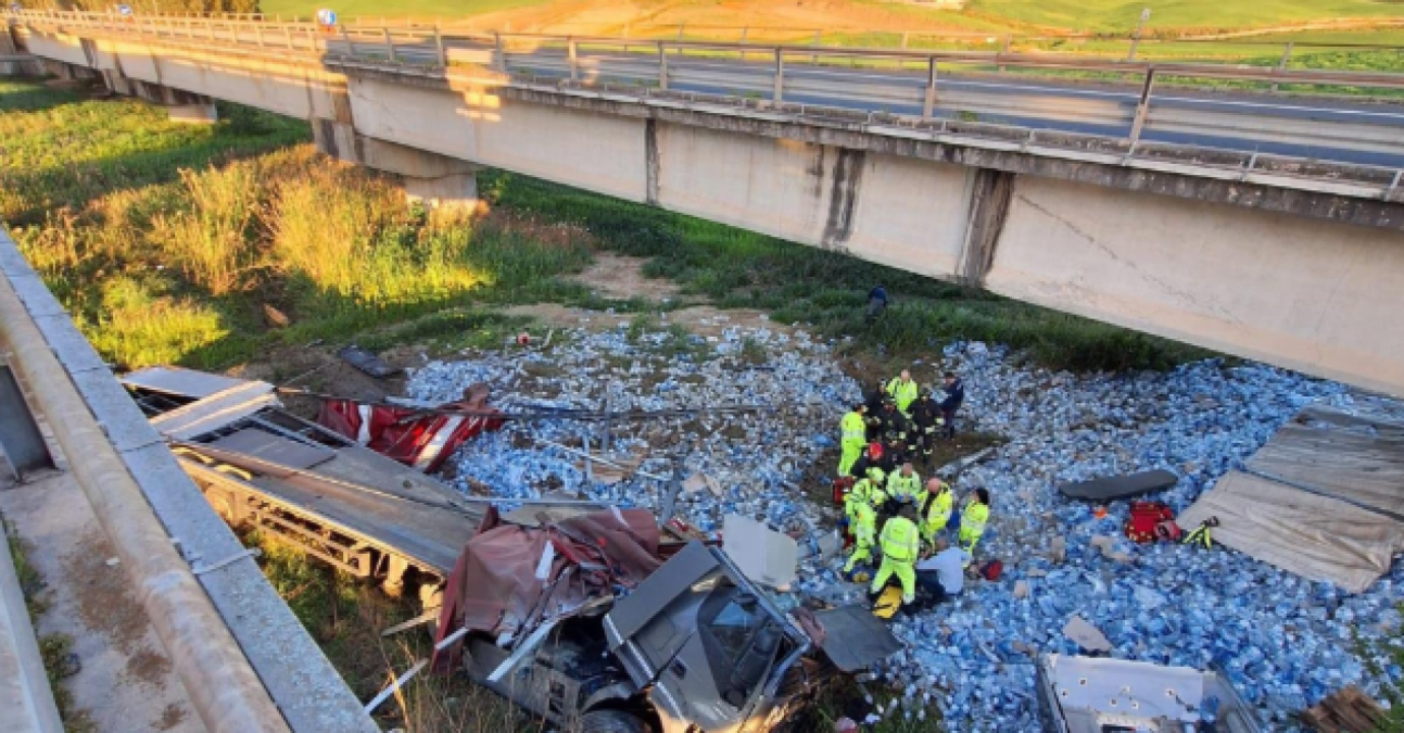 A19. Incidente nei pressi di Mulinello: tir precipita da un cavalcavia, momentaneamente autostrada chiusa al traffico - 