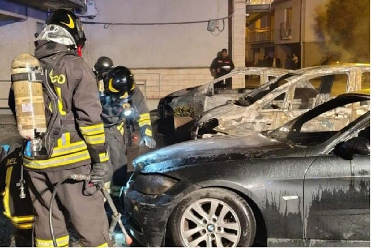 Valguarnera: incendio coinvolge tre autovetture parcheggiate lungo via Toscana - 