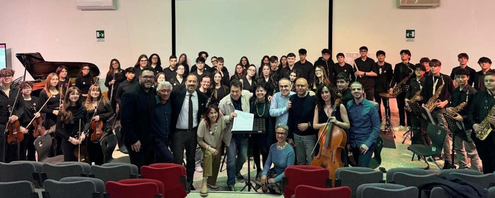 Il compositore Paolo Buonvino si emoziona con l’orchestra degli studenti del liceo musicale di Enna - 