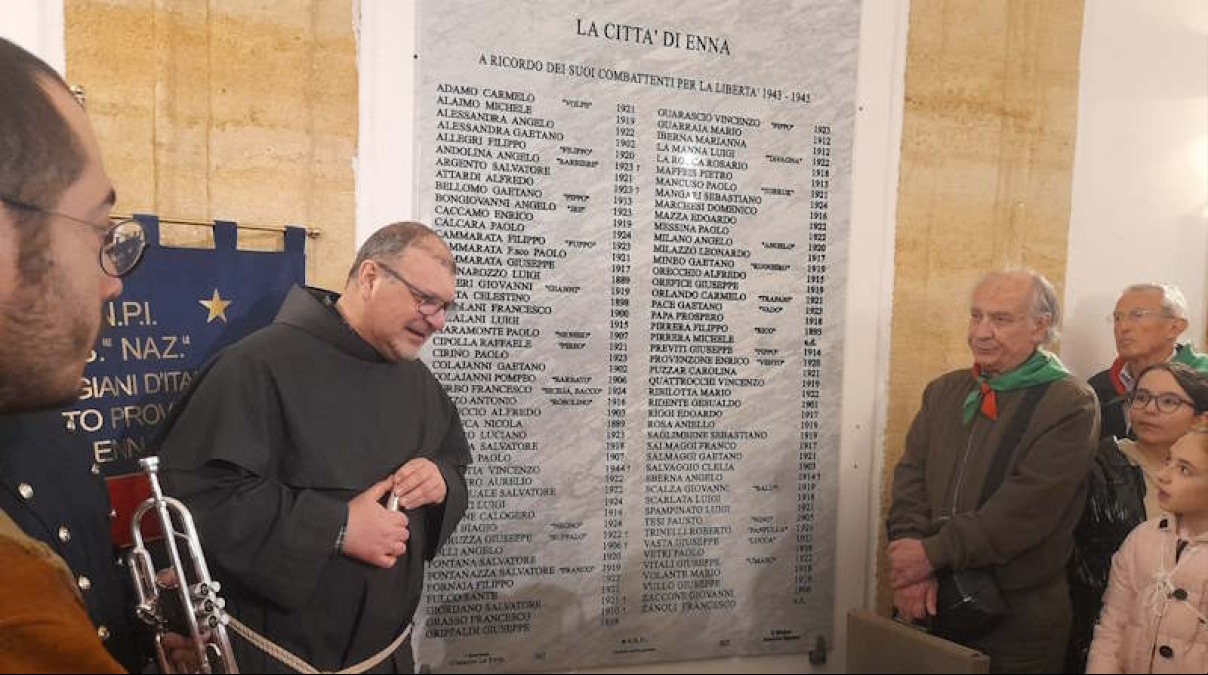 Enna ricorda i suoi eroi: svelata la lapide in memoria dei 94 partigiani ennesi - 