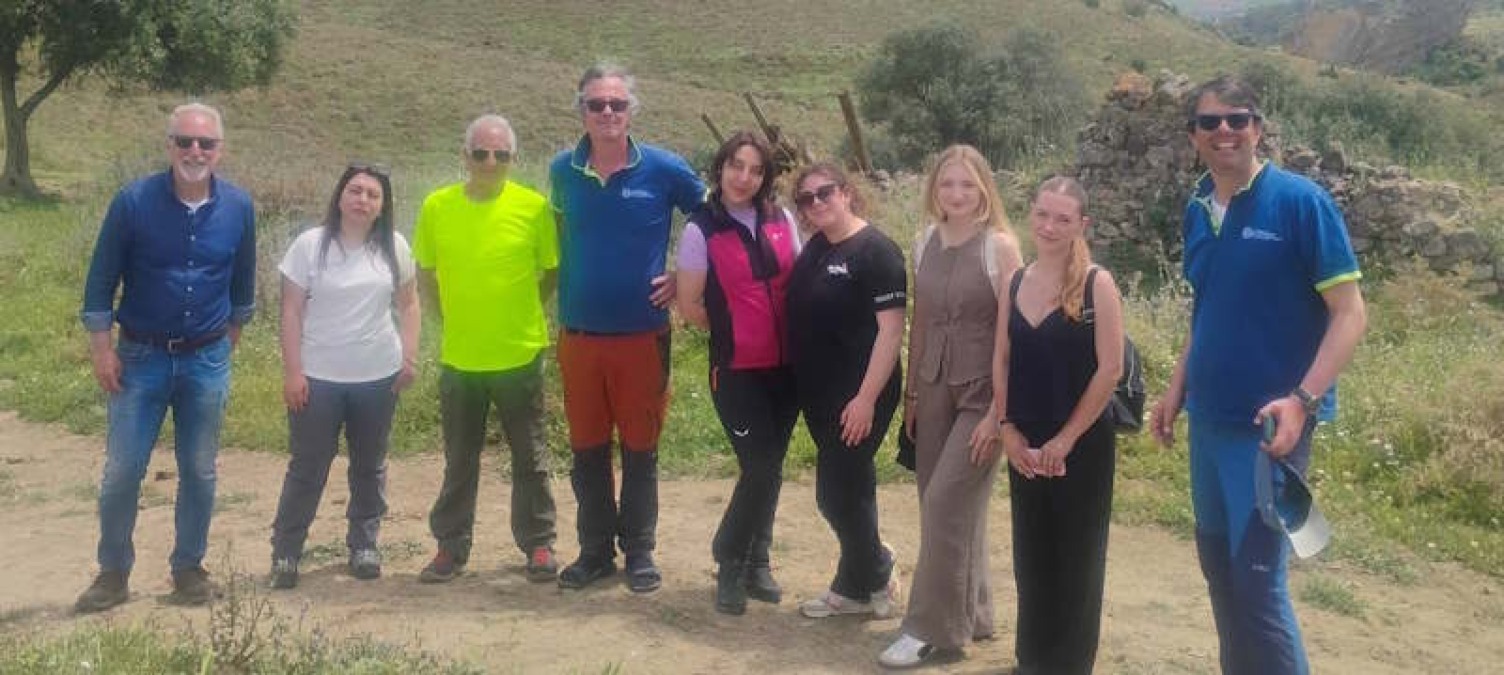 Aidone: a Castello dei Gresti ricercatori censiscono le essenze botaniche che popolano la rupe - 