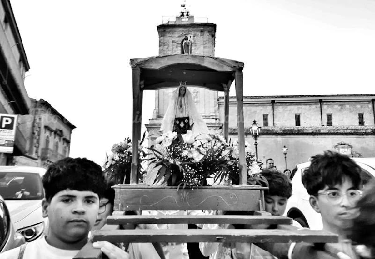 Enna. Ragazzi in processione con il fercolo della Madonna di Fatima - 