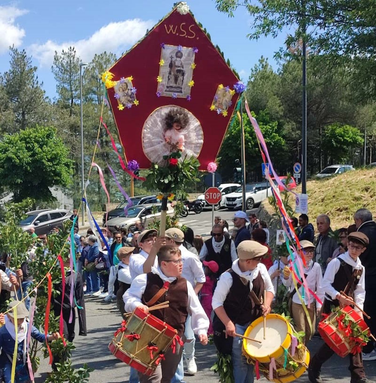 Cinquecento pellegrini giovedì sera sono partiti da Troina alla volta del bosco per andare a toccare l’alloro - 