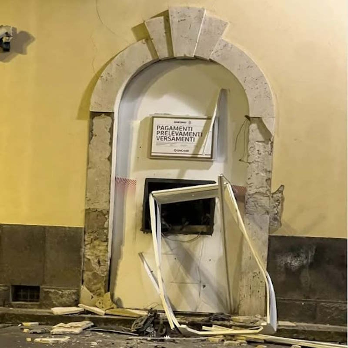 Bancomat dell’Unicredit fatto saltare in aria a Valguarnera - 