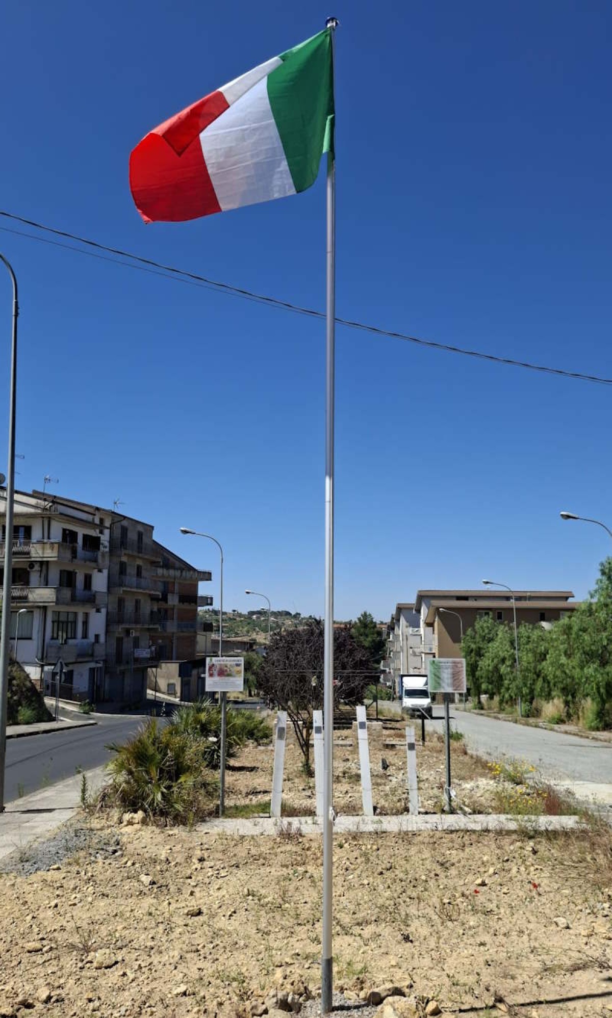 Leonforte: il Tricolore torna a sventolare all'ingresso della città - 