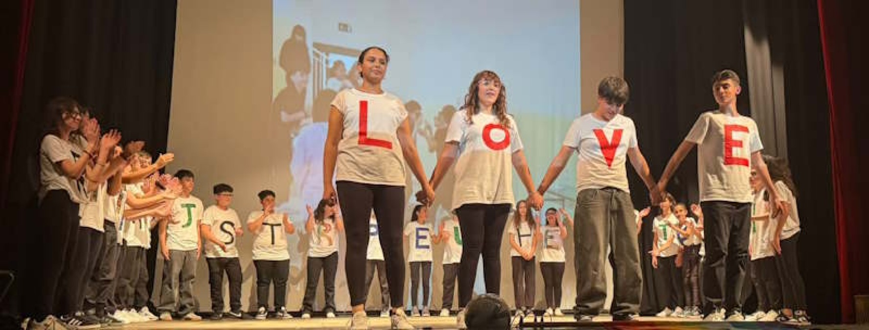 Semi di giustizia, voci di pace: gli studenti della scuola Pascoli di Enna in scena contro mafie e guerre - 