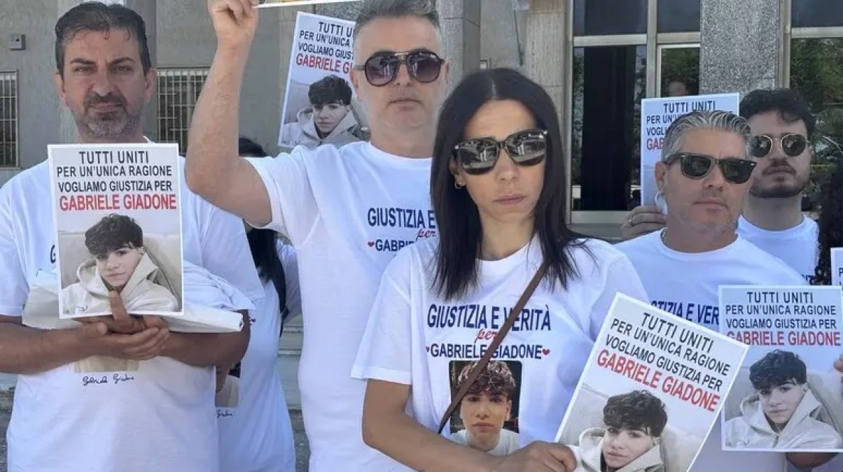 Patteggia sei mesi per omicidio stradale, protesta familiari vittima davanti Tribunale a Enna - 