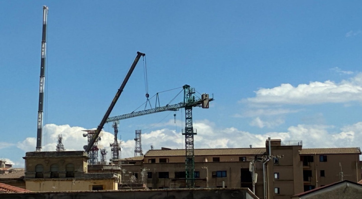 Enna, dopo quasi 15 anni al via lo smontaggio della gru di via IV Novembre - 