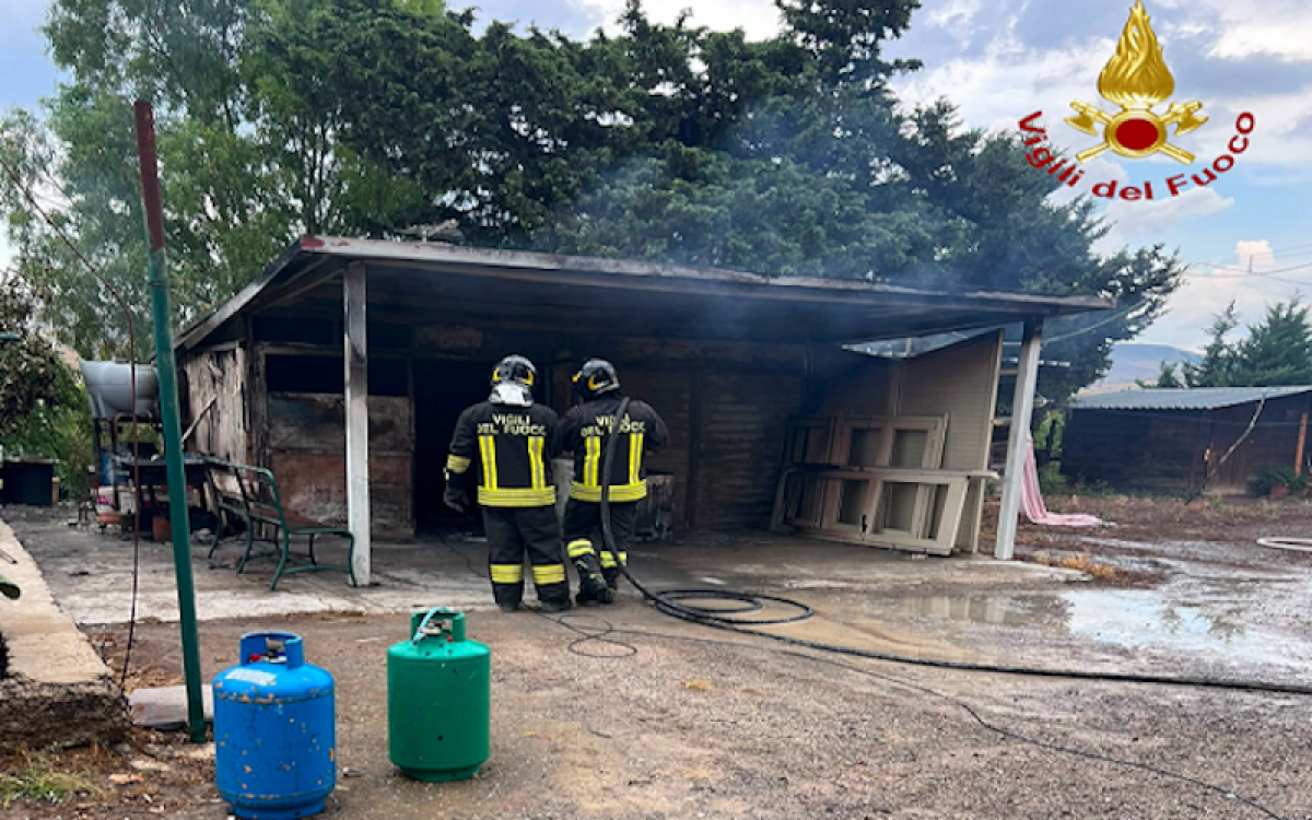 Enna: incendio a Borgo Cascino fulmine colpisce una struttura in legno - 