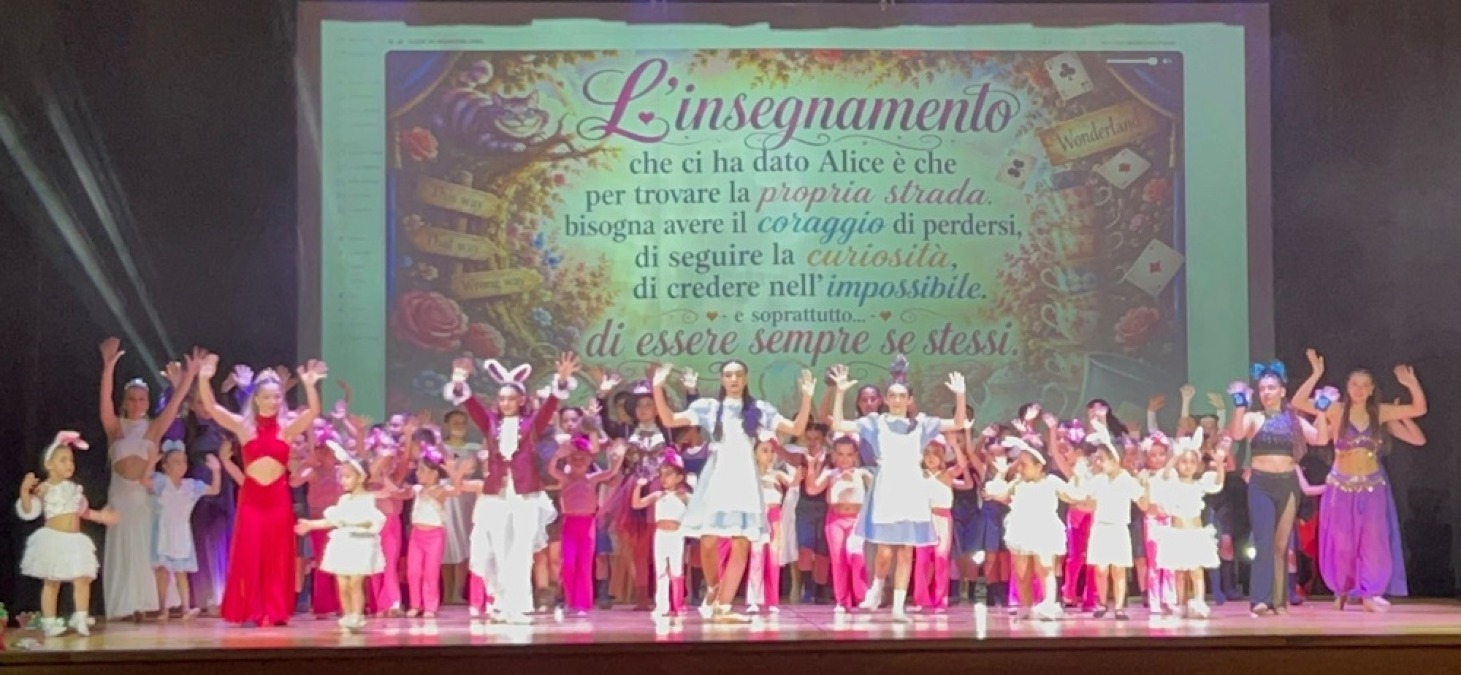 “Alice in Wonderland” spettacolo che  ha gremito il teatro “dei 500” di Troina - 