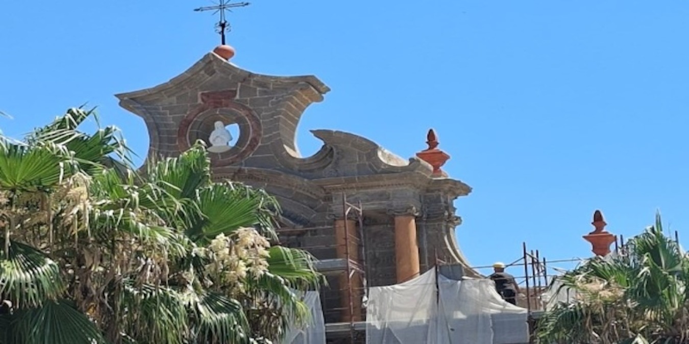 Regalbuto ritrova il suo volto: fiori al Municipio e luce a Santa Maria la Croce - 