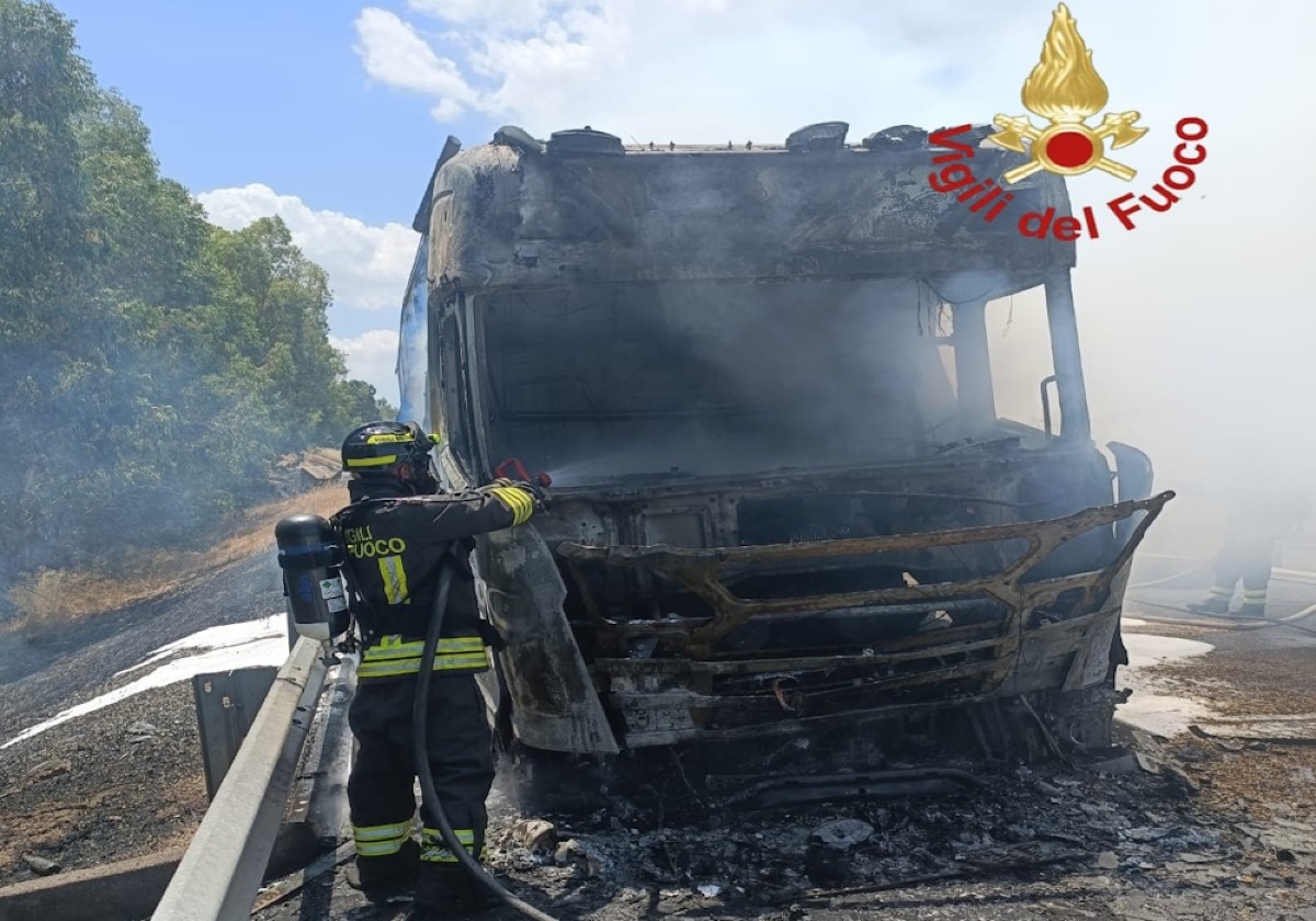 Enna. Due incendi sulla A19, al Km 119 e svincolo Mulinello - 