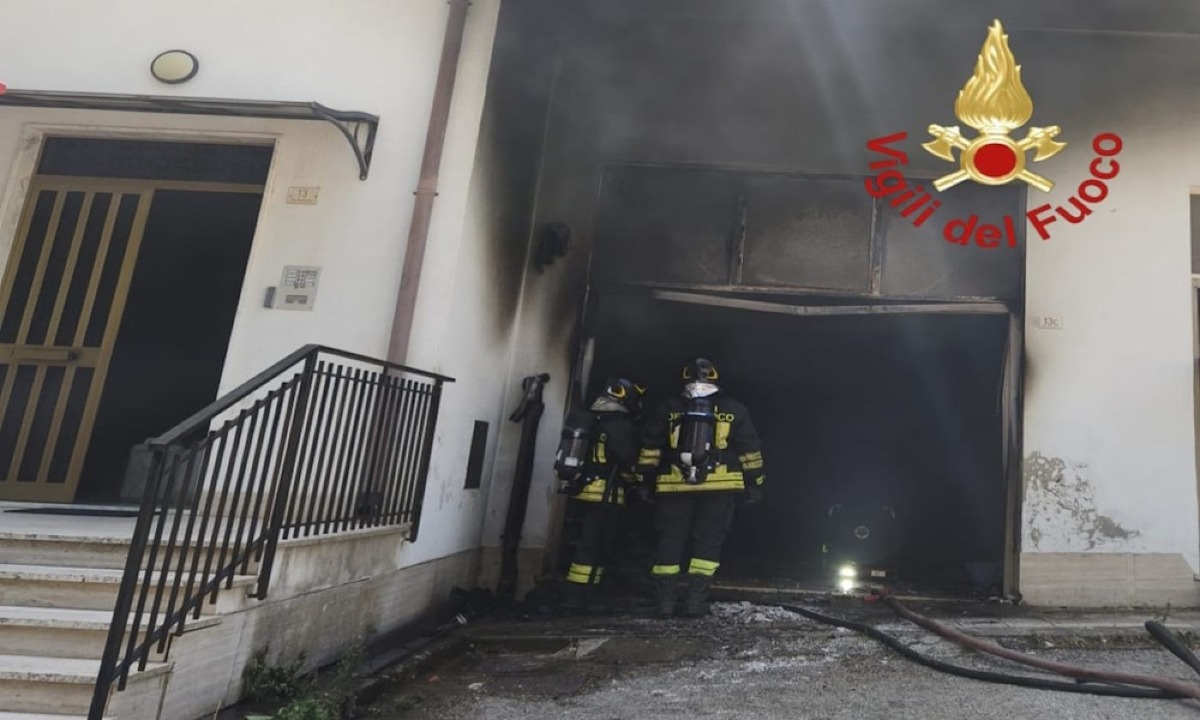 Ad Enna garage in fiamme, ieri pomeriggio: il pronto intervento dei Vigili del fuoco evita il peggio - 
