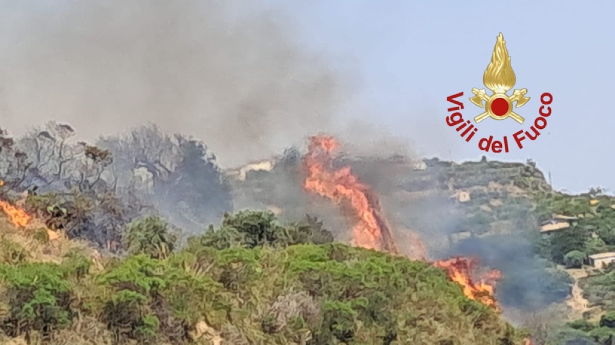 Vasto incendio sulla strada statale 121 tra Agira e Nissoria - 
