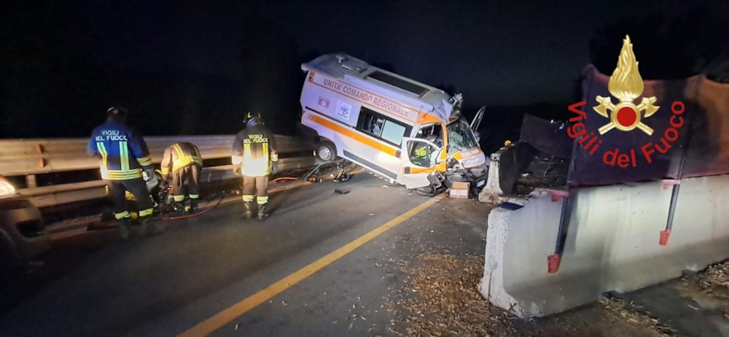 A19: ambulanza fuori strada nella notte al km 132, due i feriti - 