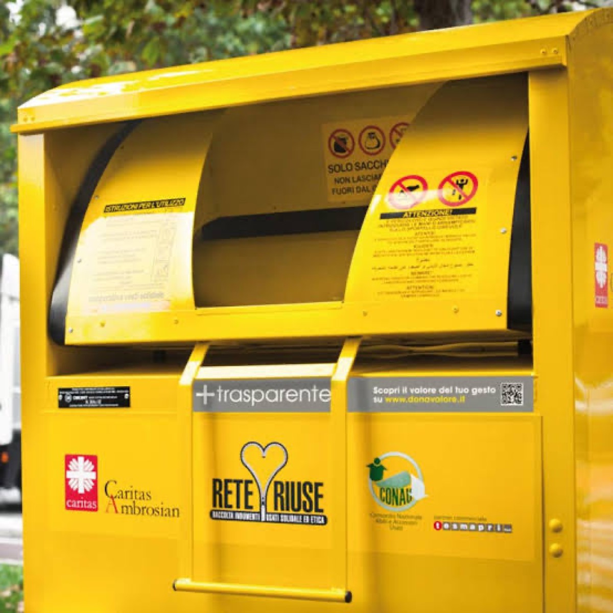 Aidone. Raccoglitori indumenti rimossi erano diventate discariche - 