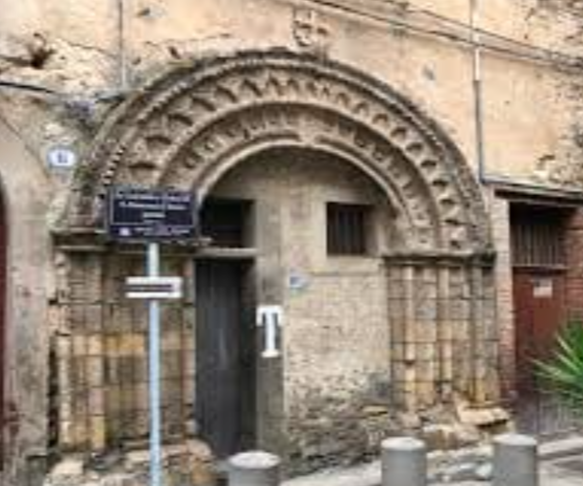 A Nicosia le inutili targhe dei club service  - 