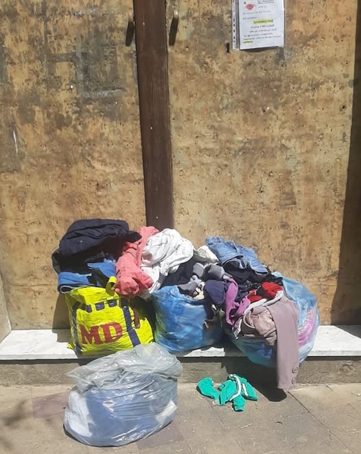 Aidone: buste con indumenti abbandonate dietro la porta della Caritas, come spazzatura - 