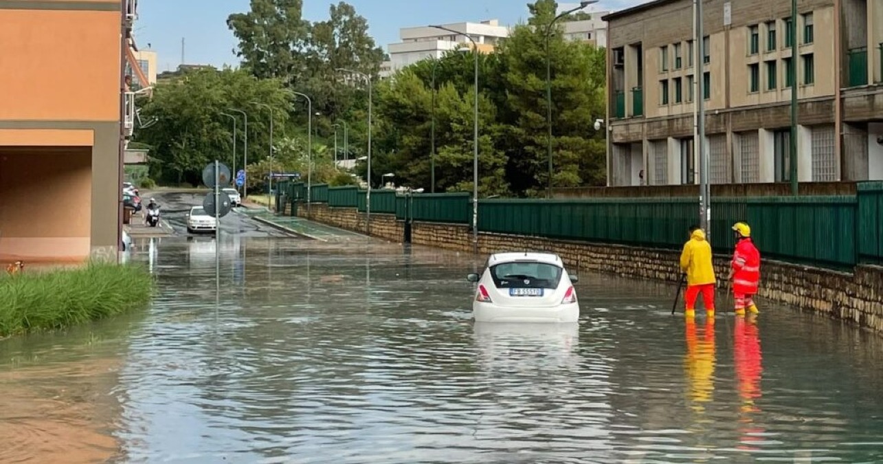 Violento temporale ha colpito Enna. Auto bloccata ad Enna bassa nei pressi della Kore - 