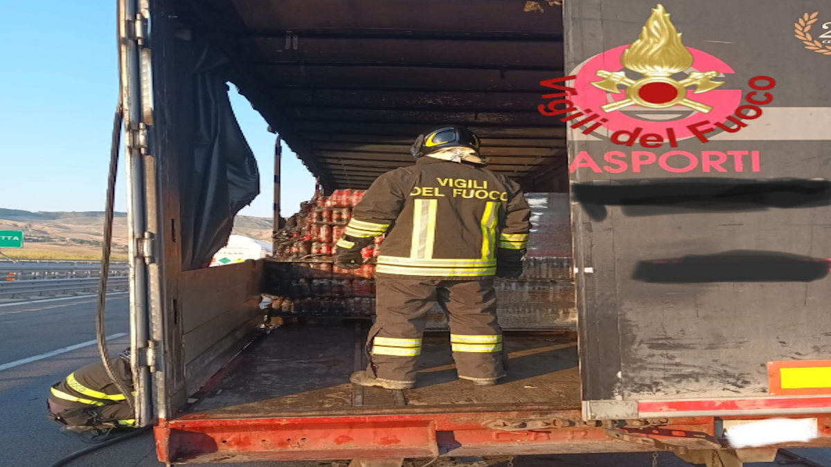 Vigili del fuoco - Incendio di un rimorchio sulla A19 - 