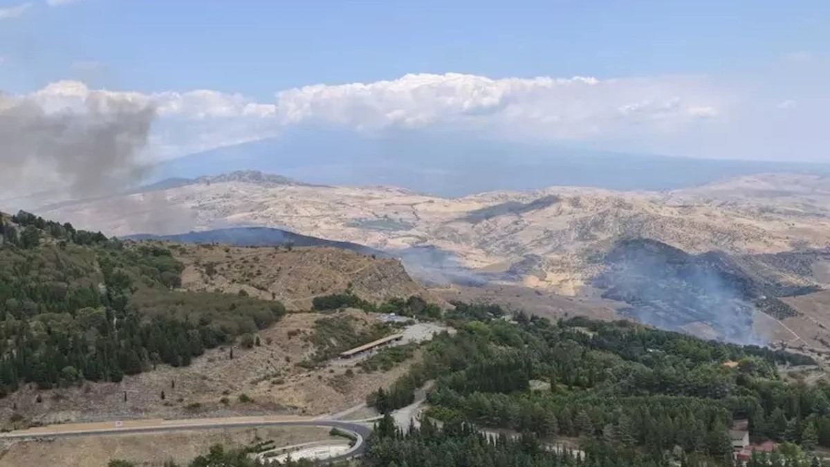 Incendio a Troina: case minacciate, in fiamme il tetto di un’abitazione - 