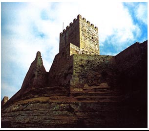 Caduta massi ad Enna, chiusa la strada attorno al castello di Lombardia - 