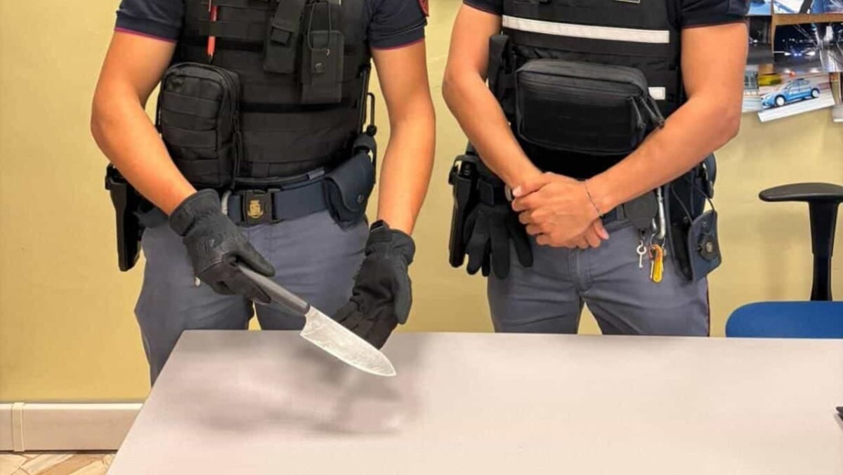 Gira in stazione con un coltello e grida "Allah Akhbar": il giovane arrestato a Padova era passato per Enna - 