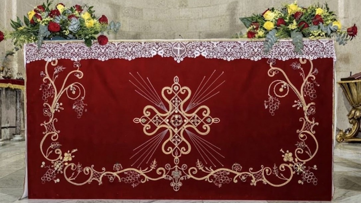 Aidone un paliotto tempestato di ex voto in oro e gioielli per l'altare maggiore del Santuario di san Filippo apostolo - 