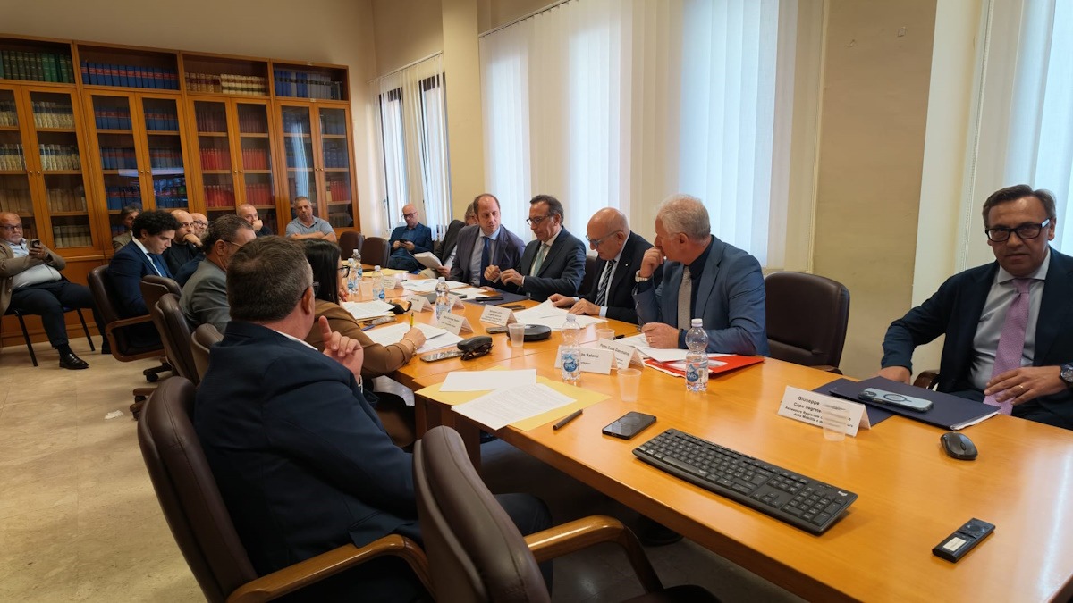 Caro carburanti: «Contributi fino a 50 mila euro e la Regione chiederà una deroga al “super de minimis”» - 