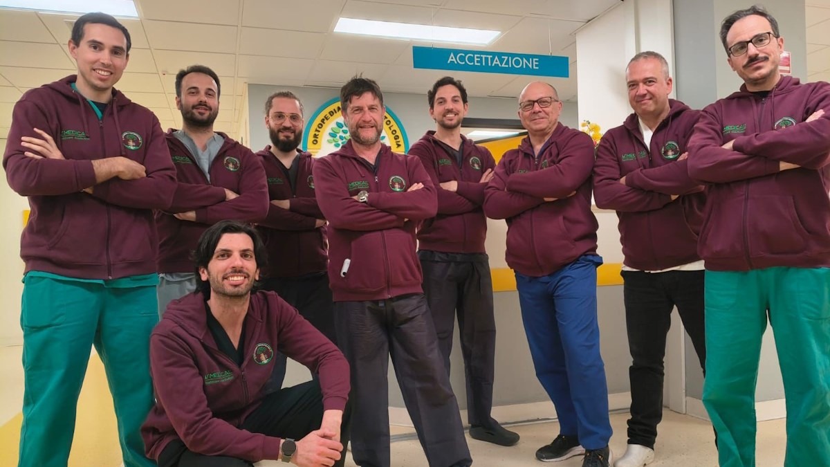 Non camminava da sei mesi torna in piedi dopo un raro trapianto al ginocchio: il caso all’Umberto I di Enna - 