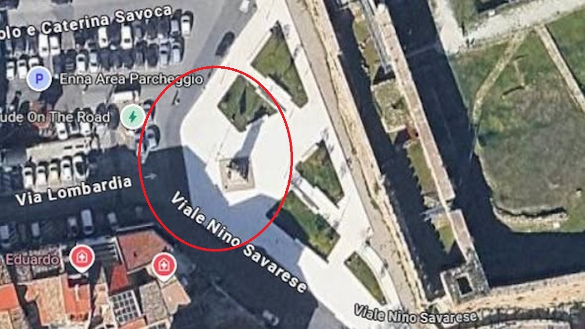 Pillole by Massimo Greco. Enna: pavimentazione castello di Lombardia nella parte del Monumento dei Caduti va riprogettata - 