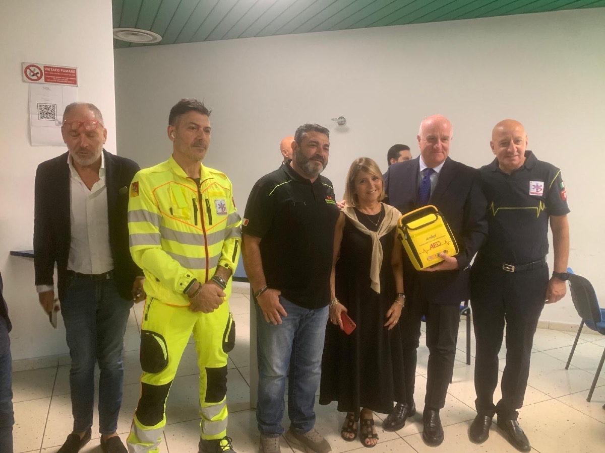 Salute, consegnati defibrillatori a 202 Comuni siciliani sotto i 5.000 abitanti - 