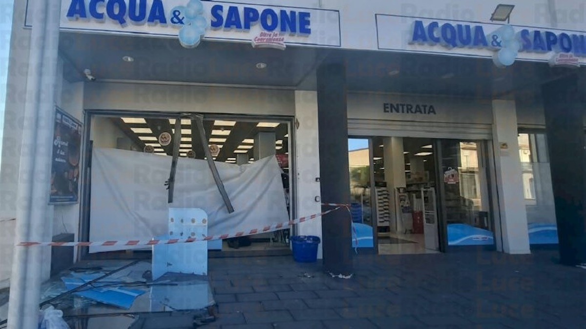 All’alba a Barrafranca fallita tentata rapina, sistema macchiatura salva la cassaforte di Acqua e Sapone - 