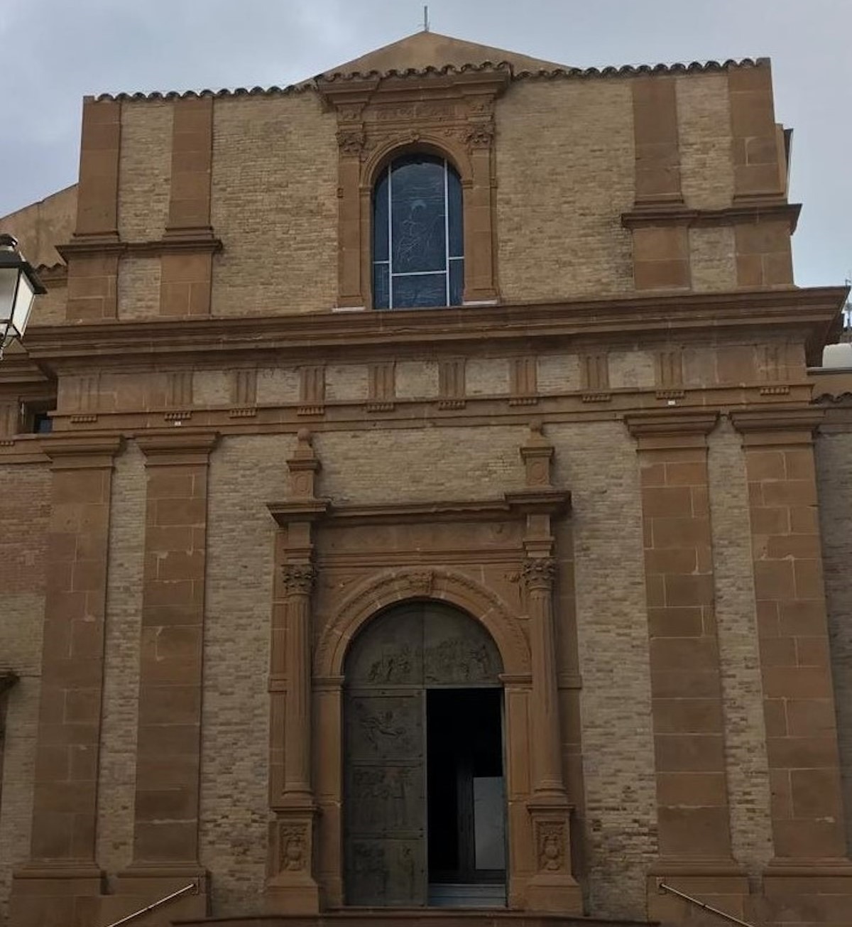 Aidone. Rimossa la croce illuminante sulla facciata del santuario di san Filippo apostolo a seguito del maltempo - 