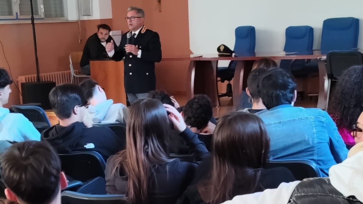 Piazza Armerina: Polizia incontra studenti su bullismo e cyberbullismo - 