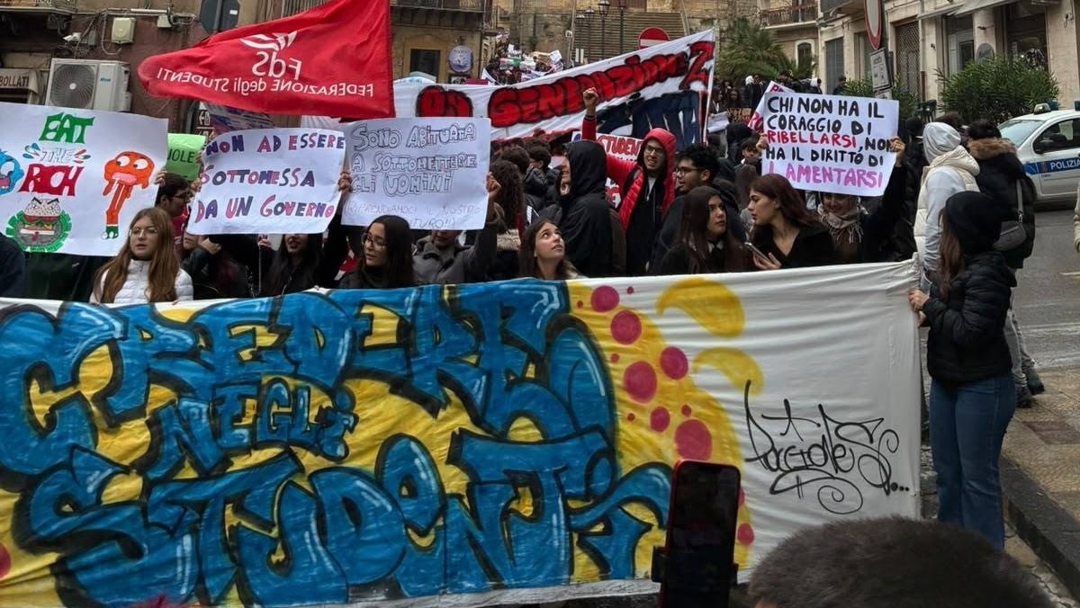 Pacifico corteo dei giovani studenti ennesi: "più soldi per le scuole e meno armi"  - 